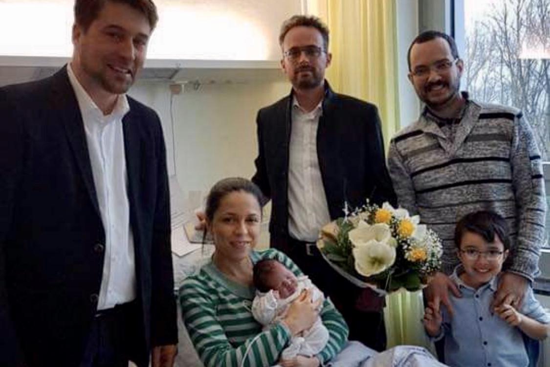 Neujahrsbaby im Klinikum Saarbrücken: Oberbürgermeister Uwe Conradt gratulierte Mutter Brunha zur Geburt von Lilly Santos Fernandes, ebenso wie der Geschäftsführer und Ärztliche Direktor Dr. Christian Braun, der zu den ersten Gratulanten der Familie gehörte.