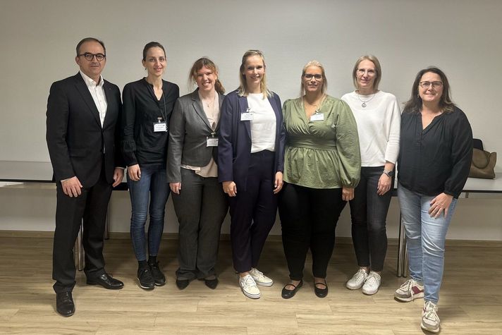 Referentinnen und Referent der Veranstaltung von links nach rechts: Prof. Dr. Christof Meyer, Dr. Teresa Grütters, Dr. Cathrin Hübner, Saskia Barnick, Nadine Bentz, Dr. Katrin Schall, Dr. Serpil Koc