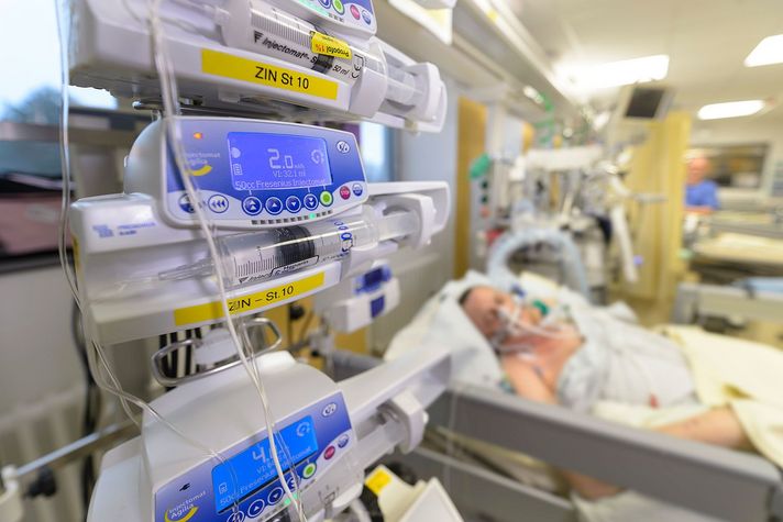 Blick auf Intensivstation mit Patient und medizinischen Geräten im Klinikum Saarbrücken