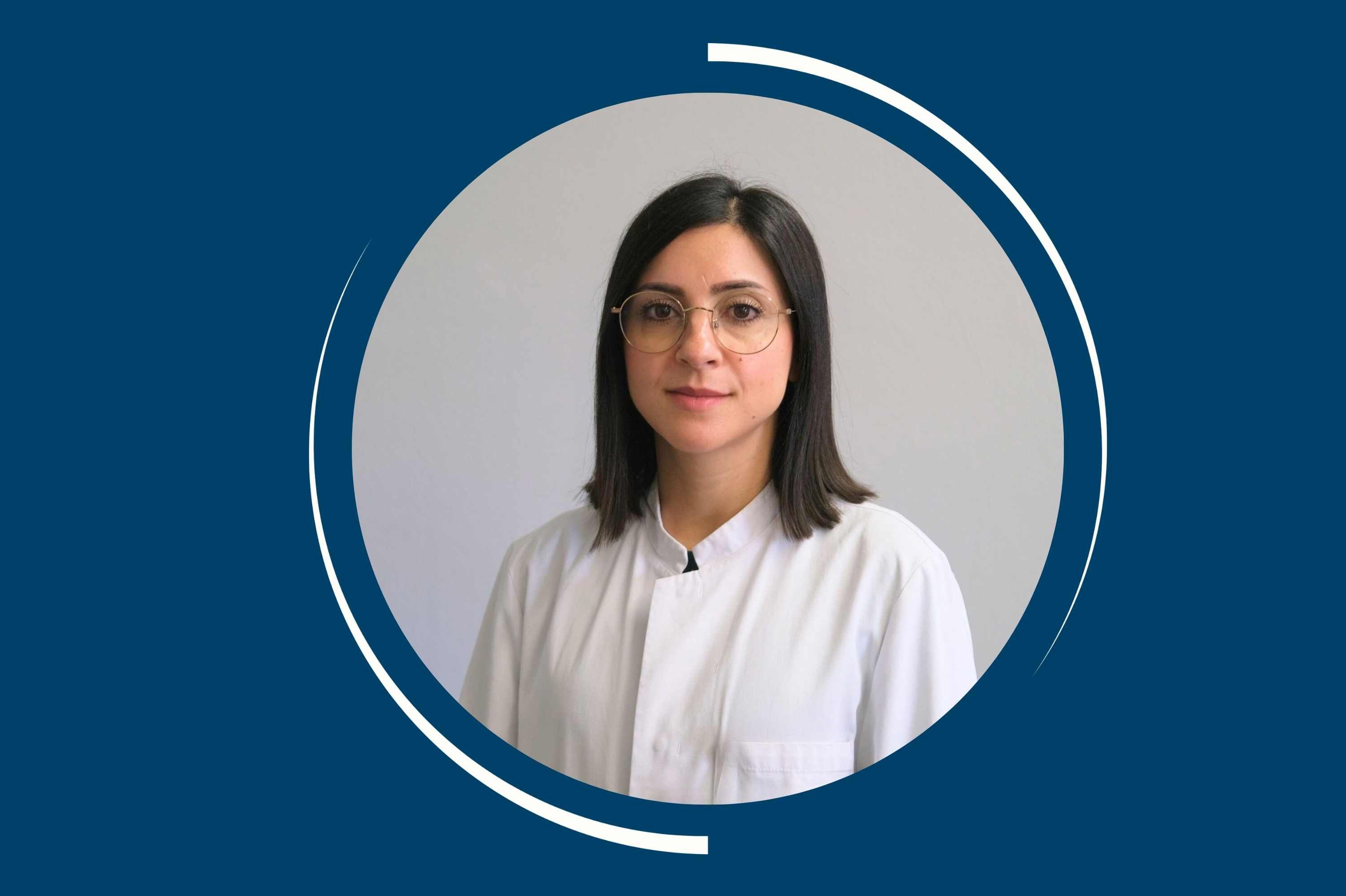 Portrait von Dr. Tahani Termos, Leitende Oberärztin der Klinik für Gynäkologie und Geburtshilfe mit Perinatalzentrum Level 1 auf blauen Hintergrund 