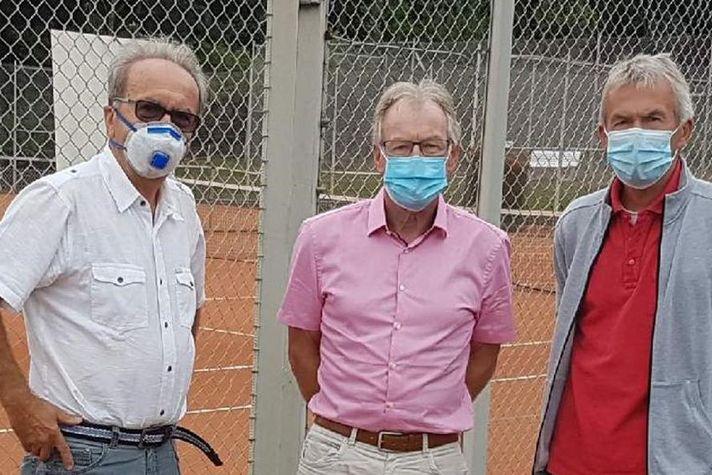 Dr. Gerd Lanzer, Gerd Barthen und Berhard Sorg auf dem Tennisplatz 