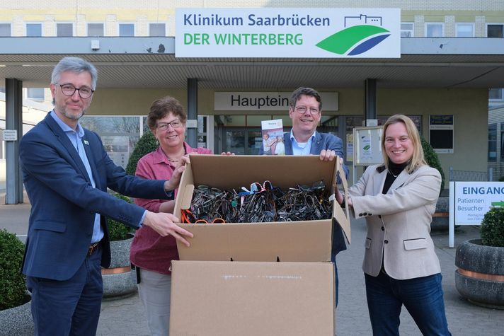 Gruppenaufnahme vor dem Klinikum Saarbrücken: Spendenübergabe der 1552 Brillen an das Projekt "Brillen ohne Grenzen"  (vlnr: Personaldirektor Thomas Hesse, Frauenbeauftragte Dorothee Schmitt, Rotarier und Initiator Dr. Jörg Ertle und Dr. Jacqueline Voges, Leitung Medizin Controlling. 
