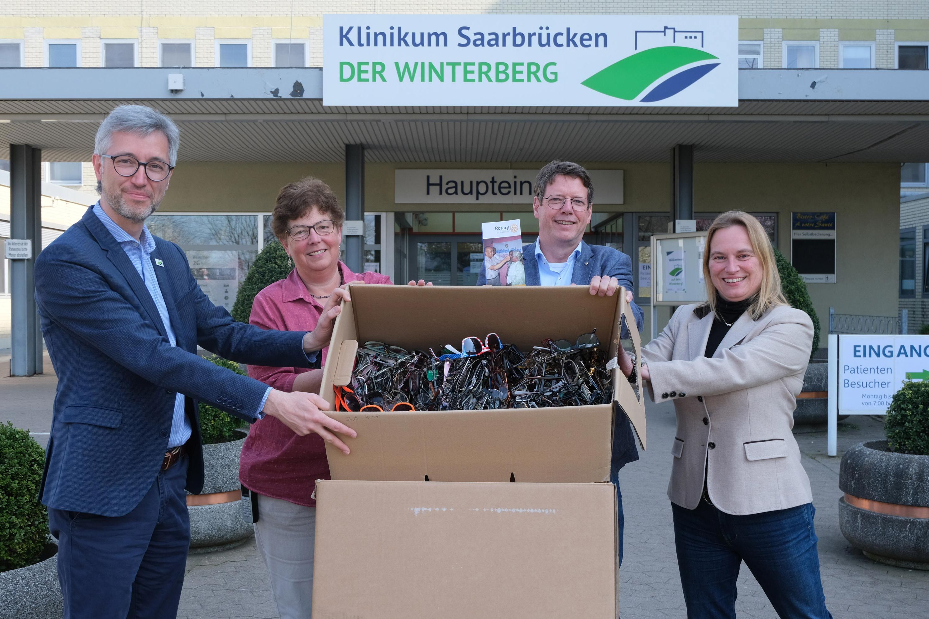 Gruppenaufnahme vor dem Klinikum Saarbrücken: Spendenübergabe der 1552 Brillen an das Projekt "Brillen ohne Grenzen"  (vlnr: Personaldirektor Thomas Hesse, Frauenbeauftragte Dorothee Schmitt, Rotarier und Initiator Dr. Jörg Ertle und Dr. Jacqueline Voges, Leitung Medizin Controlling. 