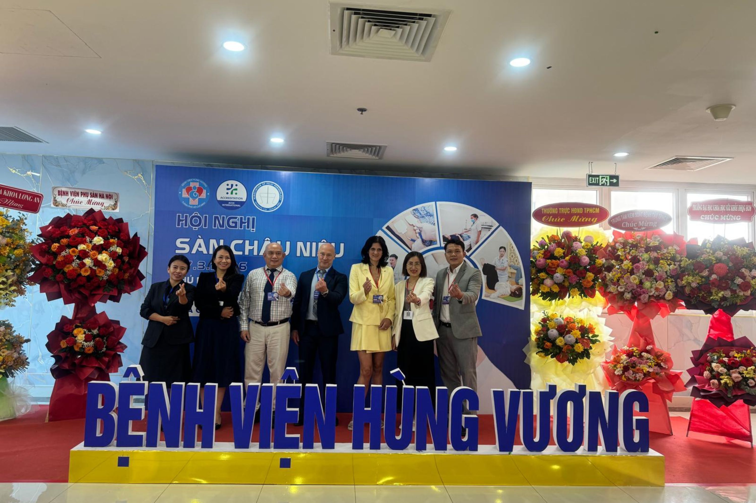 Ein Gruppenbild auf einer Bühne von einer Eröffnungsveranstaltung, alle stehen in einer Reihe.