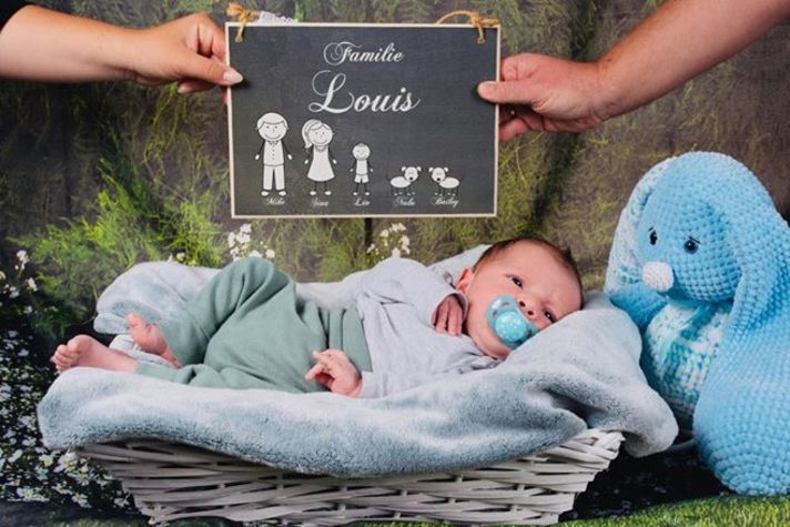 Baby im Korb mit Familienschild Louis (Foto: Louis)