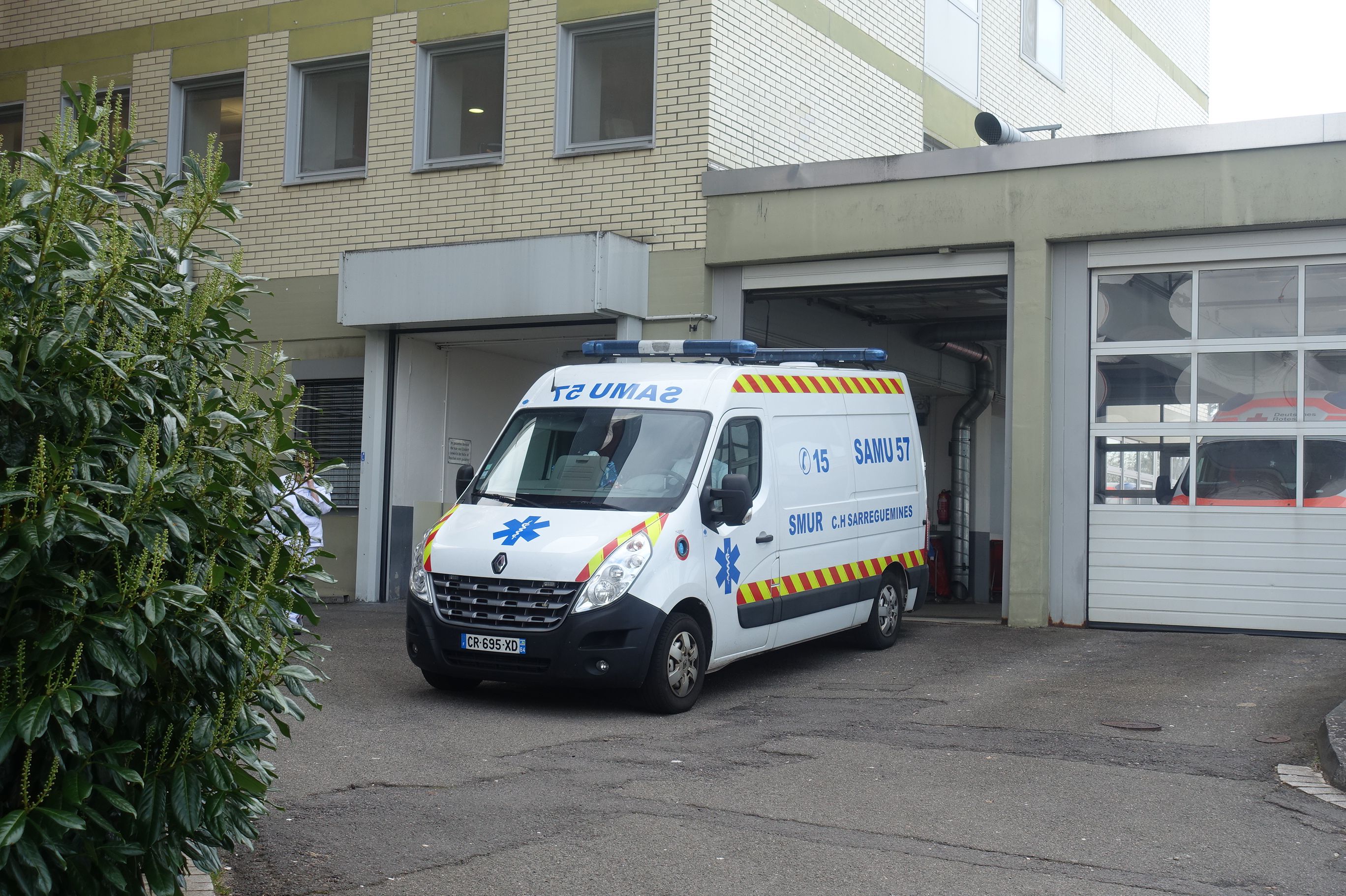 Französischer Rettungswagen vor dem Klinikum Saarbrücken