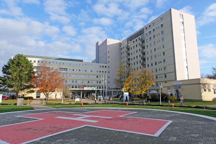 Klinikum Saarbrücken - DER WINTERBERG Eingangsbereich mit Helikopterlandeplatz