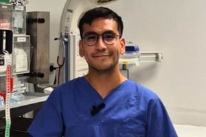 Ein Mitarbeiter auf der Kinderintensivstation erklärt auf Spanisch, was ein Perinatalzentrum Level 1 ist.