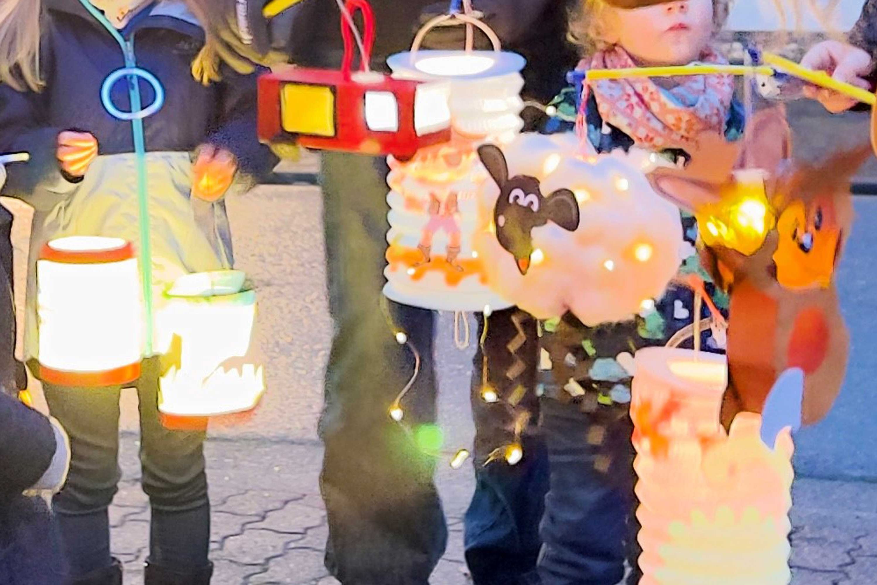 Kinder mit Laternen zum Martiniumzug der Familie Just aus Wadgassen. 