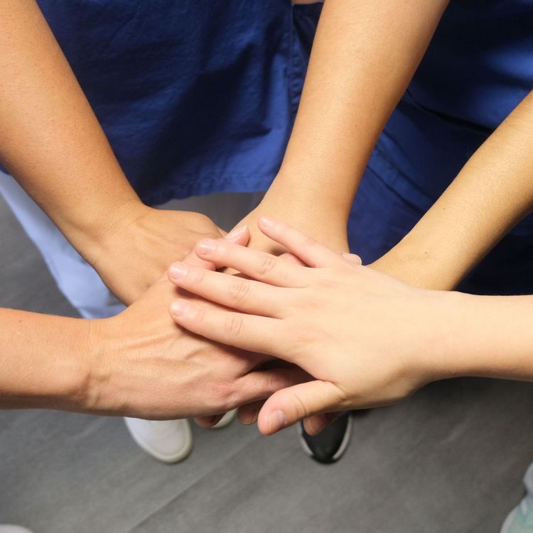 Internationale Fachkräfte im Klinikum Saarbrücken: Hände liegen aufeinander als Team-Geste