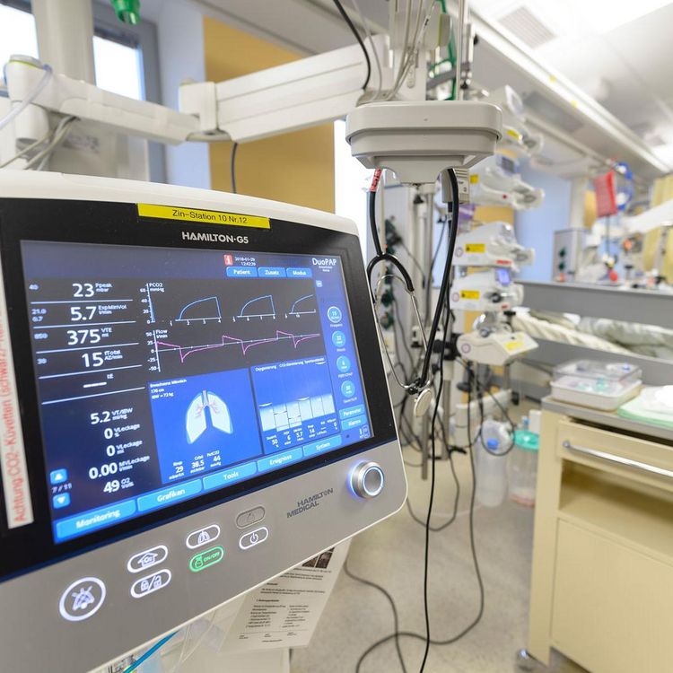 Intensivplatz auf einer Intensivstation im Klinikum Saarbrücken