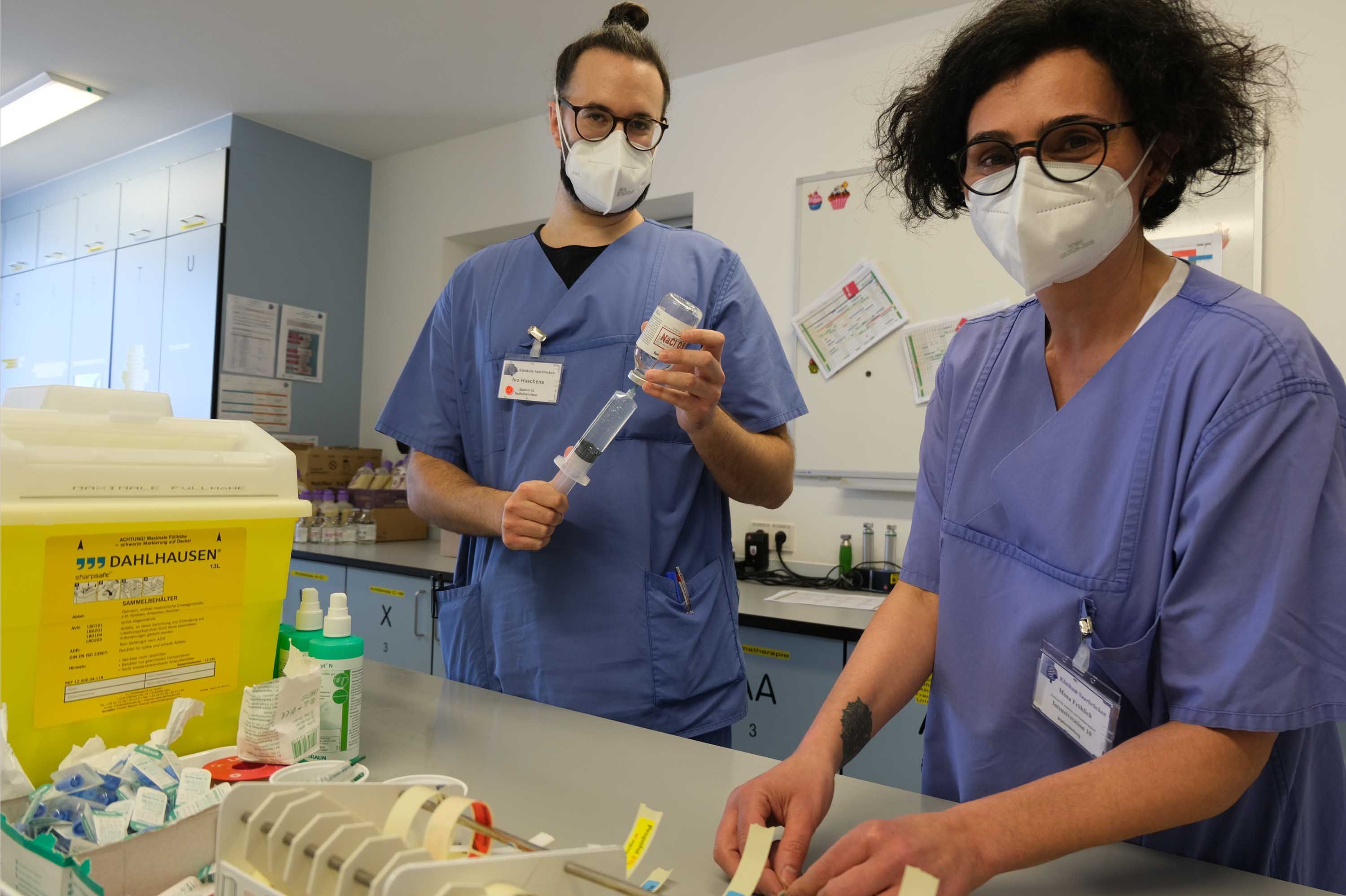 Pflegefachkräfte im Klinikum Saarbrücken richten Medikamente auf der Intensivstation