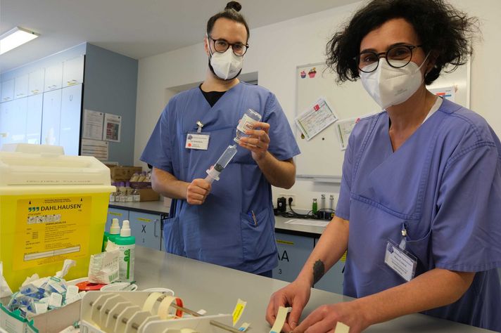 Pflegefachkräfte im Klinikum Saarbrücken richten Medikamente auf der Intensivstation