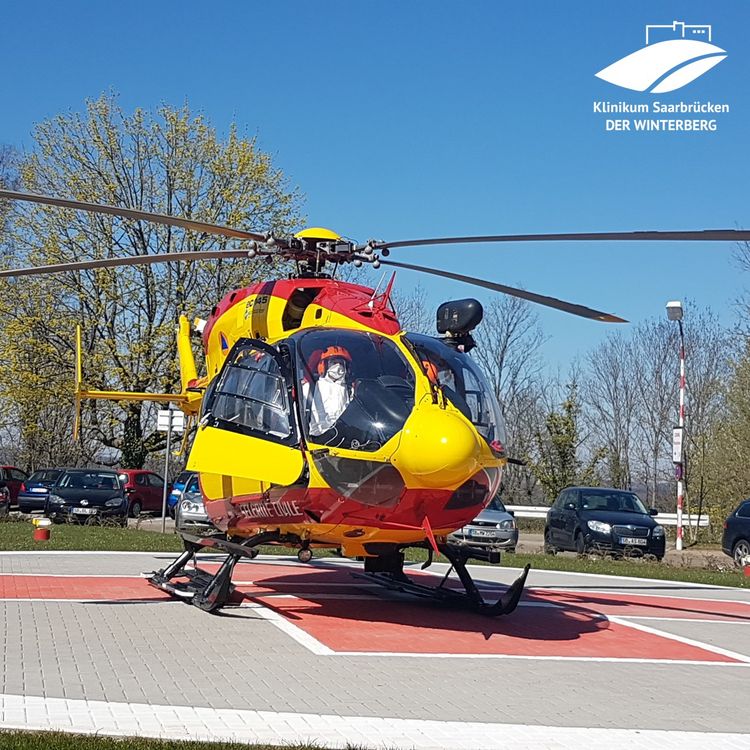 Ein französischer Rettungshubschrauber landet vor dem Klinikum Saarbrücken.