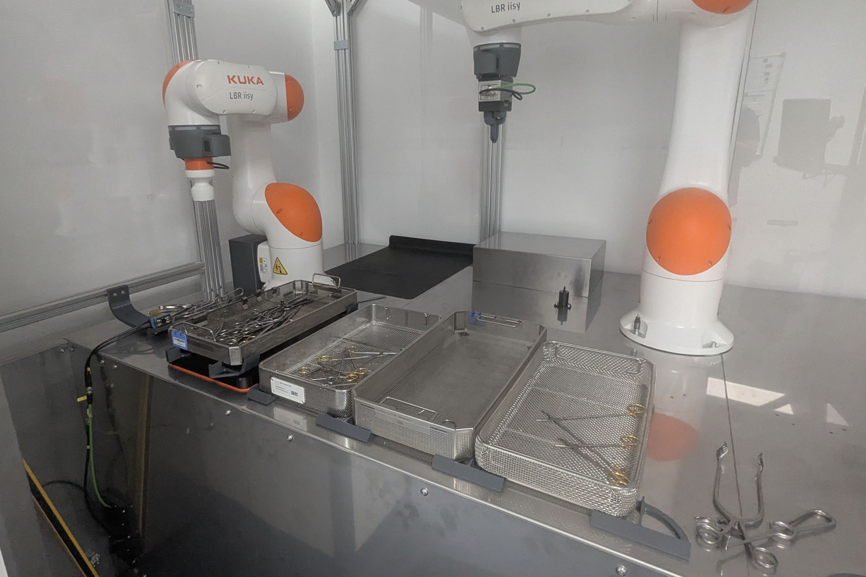 Das Foto zeigt den Roboter beim Training. Er übt, OP-Instrumente zu sortieren und zu öffnen.