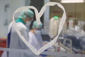 Herz an Fenster vor Coronastation im Klinikum Saarbrücken (Foto: Robby Lorenz, Saarbrücker Zeitung)