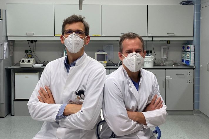 Im Schockraum des Klinikums Saarbrücken sitzend die Chefärzte PD Dr. Andreas Binder und PD Dr. Florian Custodis 