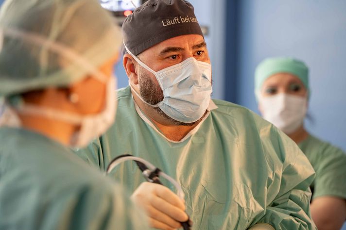 Ein Foto aus dem Operationssaal. Zu sehen ist Chefarzt Dr. Gregor Stavrou mit OP-Instrumenten in der Hand.