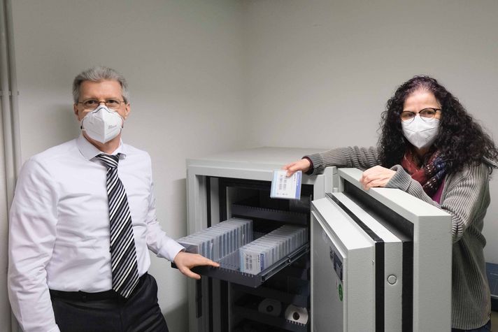 Jochen Diener und Susanne Anschütz mit Datensicherungsbändern im Klinikum Saarbrücken