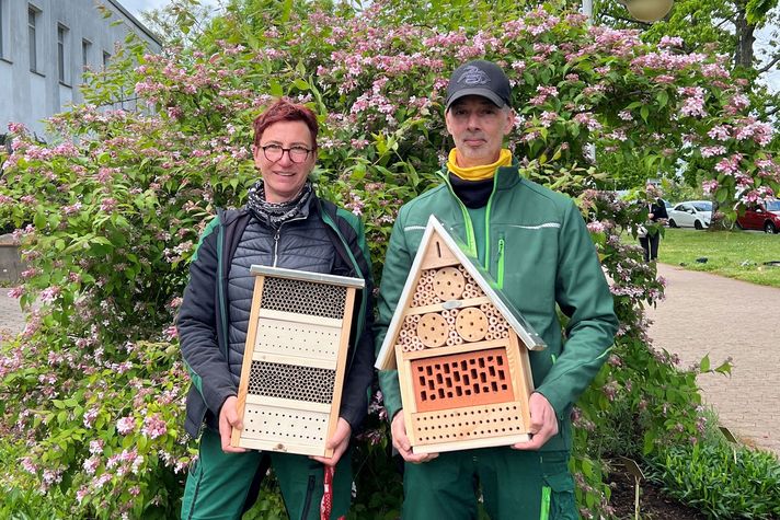 Landschaftsgärtnerin Elke Freude (links) und Gartenhelfer Dirk Luley liegen nicht nur die Pflanzen, sondern auch das Tierreich am Herzen. Deshalb finden in der Gartenanlage auf dem Winterberg auch Insektenhotels Platz.