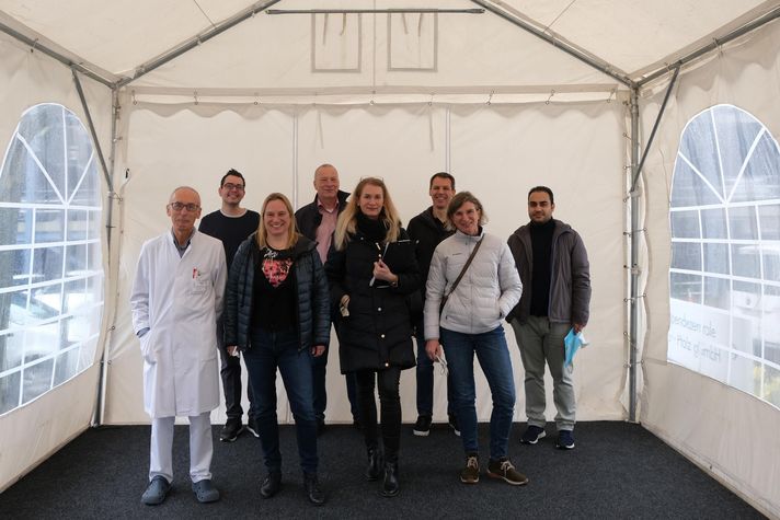Gruppenaufnahme: Bildunterschrift: Dr. Alexander Patek, Ärztlicher Leiter der Blutspendezentrale Saar-Pfalz; Cedric Fritsch, Kraftblock; Dr. Jacqueline Voges, Rotarierin und Leiterin des Medizinischen Controllings im Klinikum Saarbrücken; Prof. Thomas Duis, Pianist und Professor an der Musikhochschule RC St. Ingbert, Nina Kollmann, Kraftblock; Dr. Martin Schichtel, RC St. Ingbert u. Kraftblock; Dr. Susanne König,  Kraftblock; Benyamin Hassanpour, Kraftblock (vlnr)