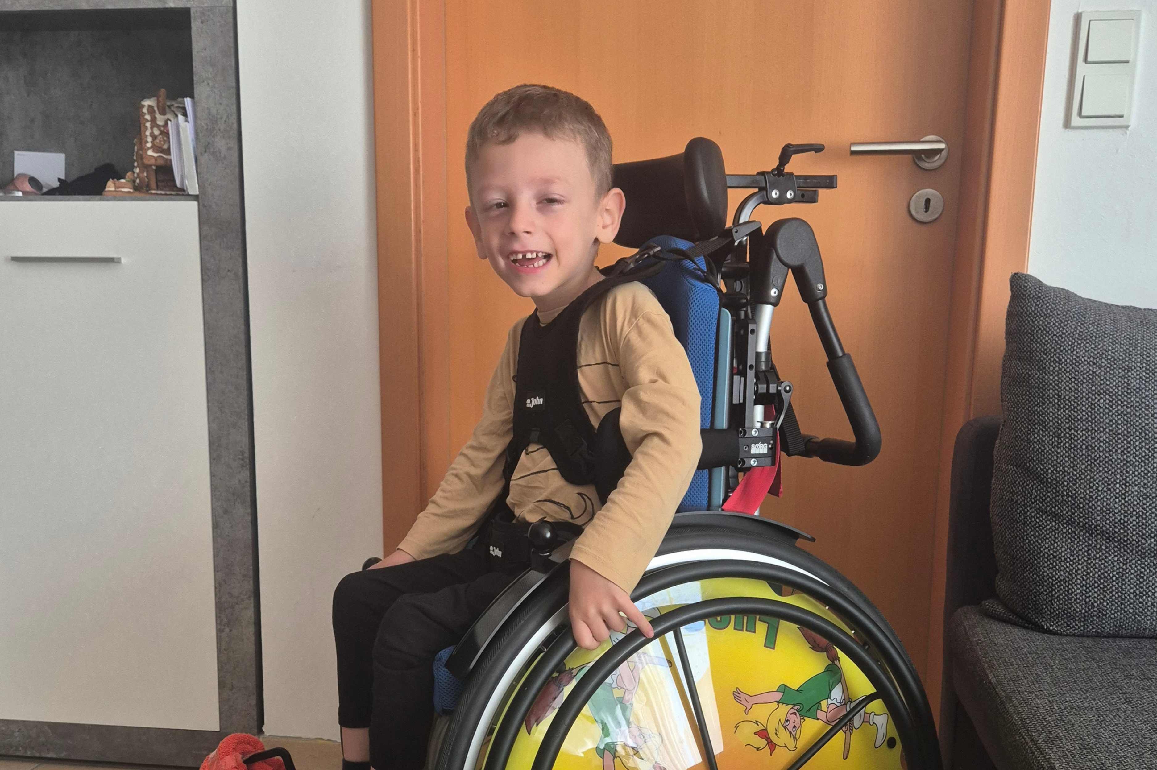 Der siebenjährige Luca in seinem Rollstuhl sitzend