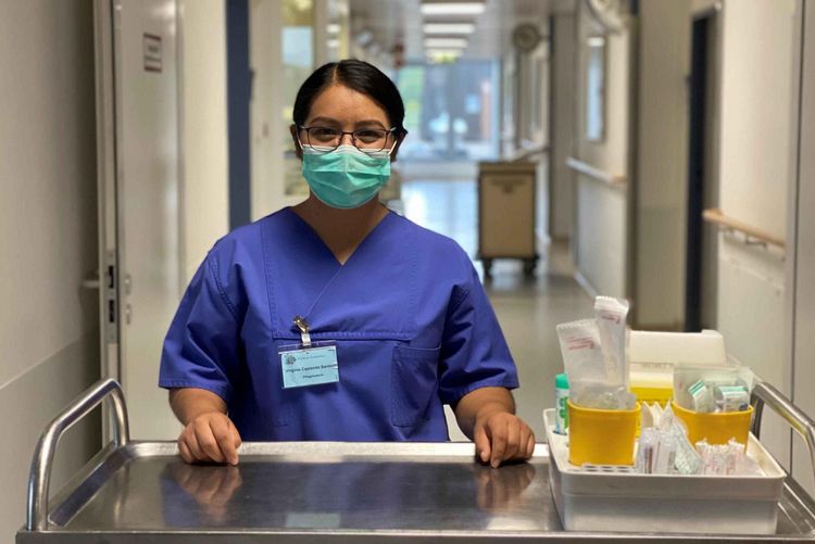 Pflegefachkraft aus Mexiko bei der Arbeit im Klinikum Saarbrücken