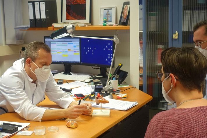 Patienten bei Chefarzt Dr. Custodis im Klinikum Saarbrücken