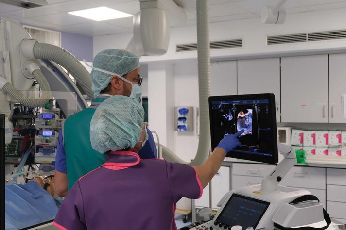 Im Herzkatheterlabor: Leitende Oberärztin Ioanna Psinia und Jens Hewer, Facharzt für Kardiologie, beurteilen während des Eingriffs die Ultraschallaufnahmen. 