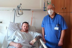 Arzt mit jungem Coronapatienten im Klinikum Saarbrücken