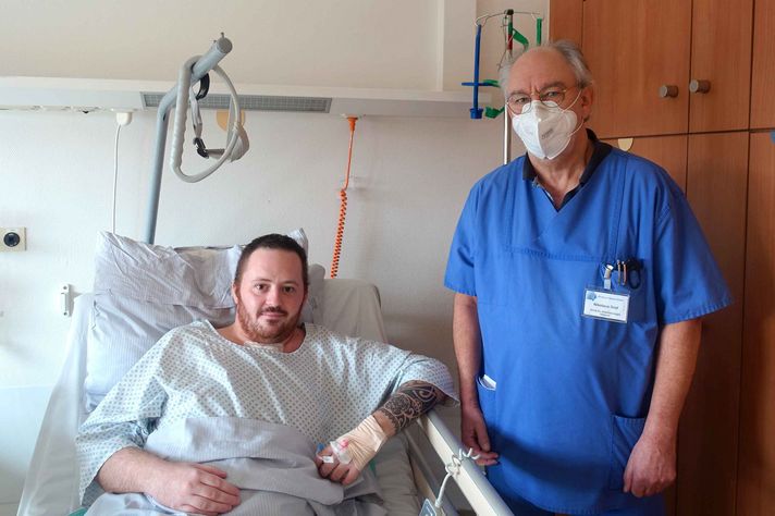 Arzt und Corona-Patient im Klinikum