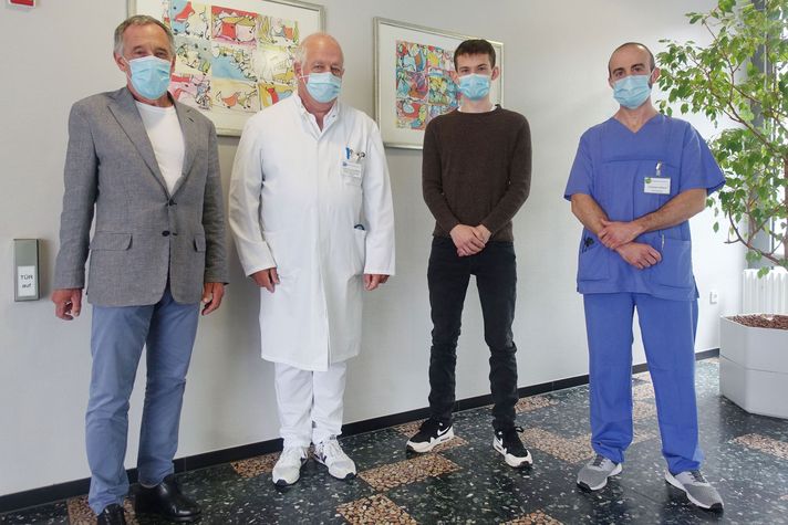 Arzt, Pflegebereichsleitung und zwei Zahnärzte, die im Klinikum Saarbrücken Zahngold-Spende übergeben