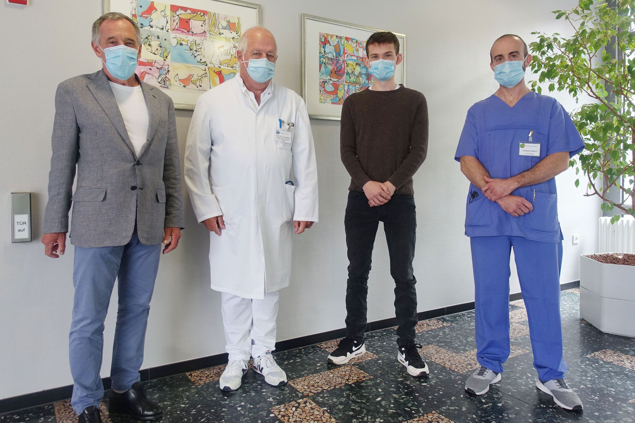 Arzt, Pflegebereichsleitung und zwei Zahnärzte, die im Klinikum Saarbrücken Zahngold-Spende übergeben