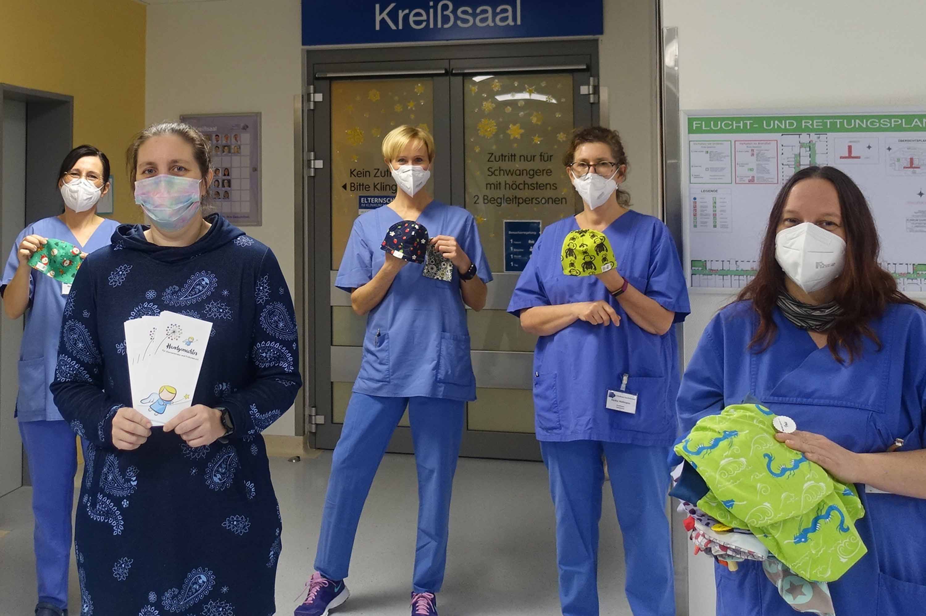 Krankenschwestern mit Mützen-Spende vorm Kreißsaal im Klinikum Saarbrücken