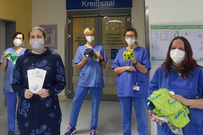 Krankenschwestern mit Mützen-Spende vorm Kreißsaal im Klinikum Saarbrücken