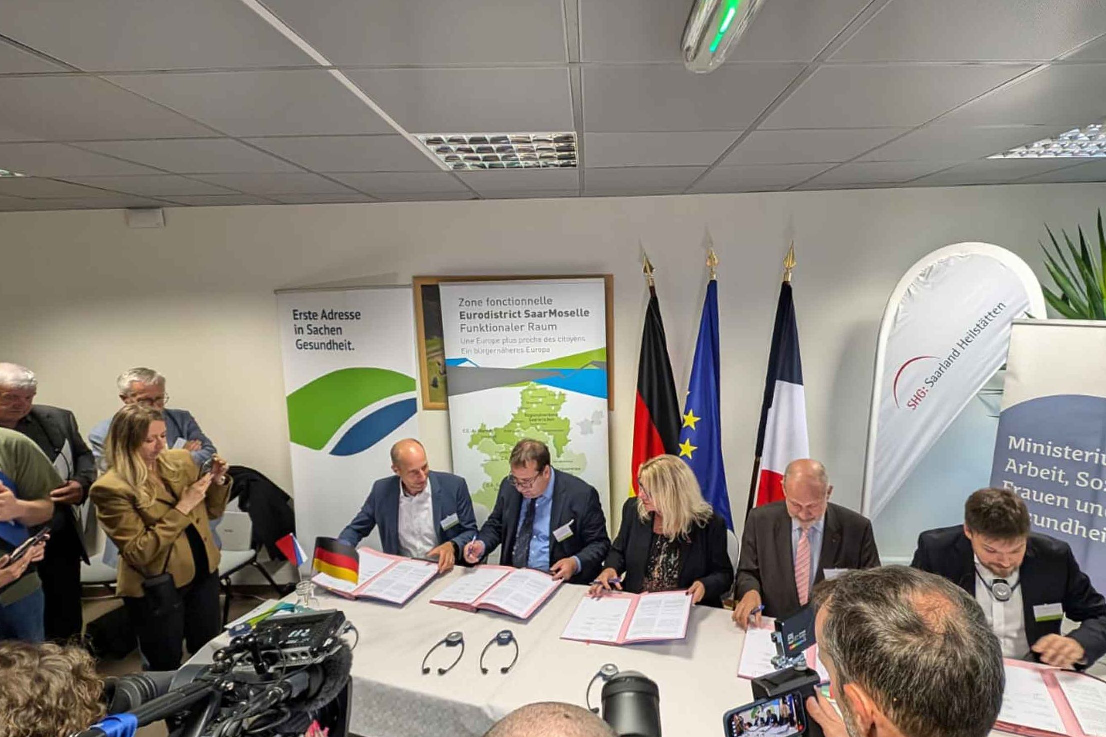 Alle beteiligten Partner unterzeichnen die Zusatzklausel des MOSAR-Vertrags.