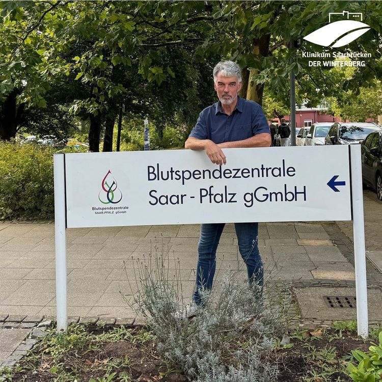 Blutspender Markus Dollwet vor der Blutspendezentrale Saarpfalz 