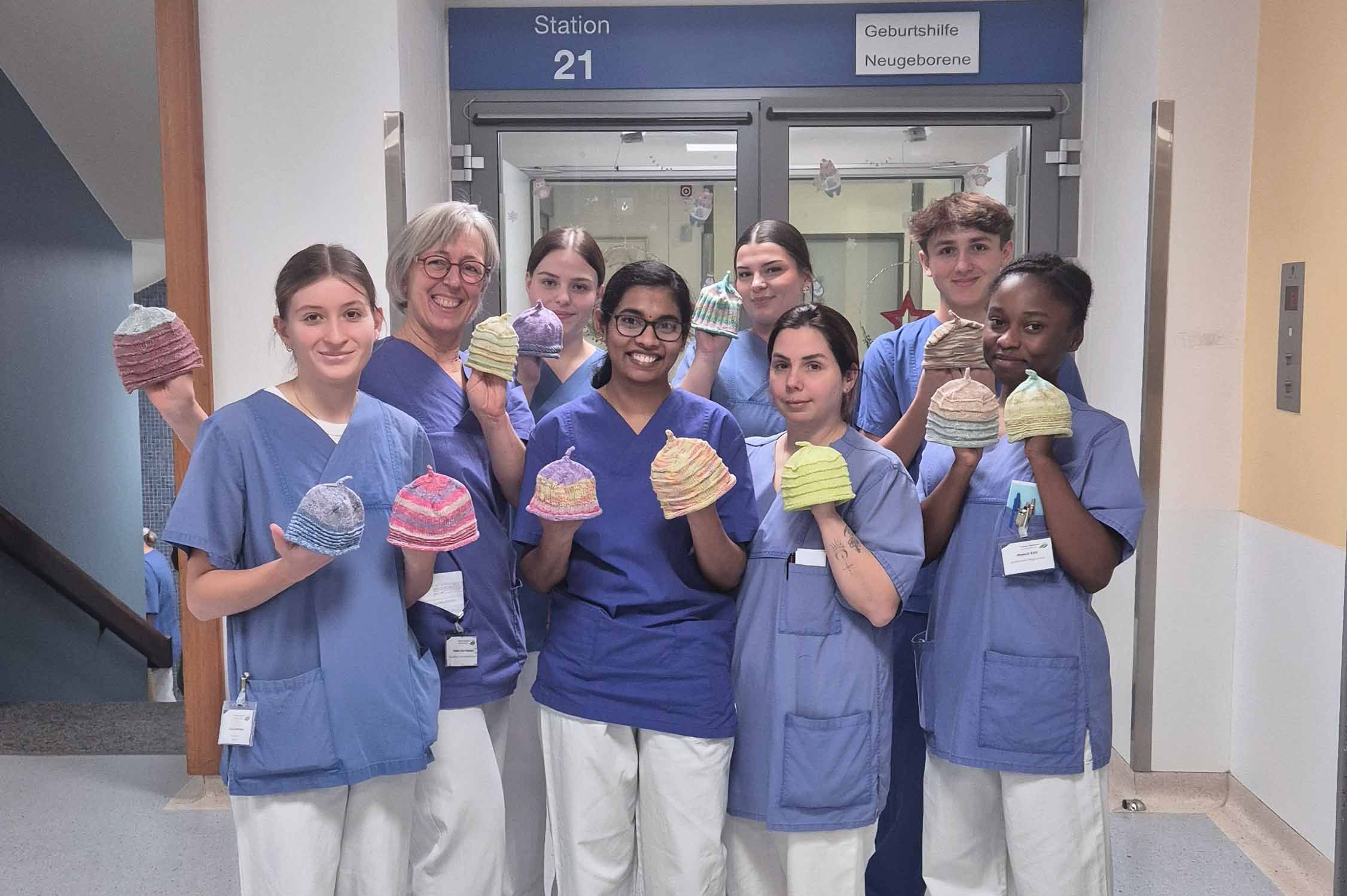 Die Azubis und Teamkollegen der Station 21 sagen Danke für die tollen gestrickten Mützen.