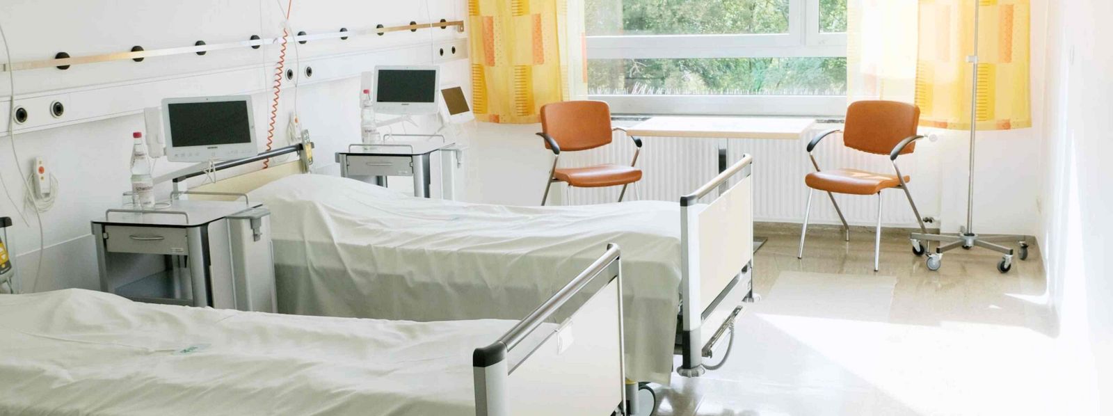 Ein Foto von einem Patientenzimmer - zu sehen sind zwei gemachte Betten Slider_Patienten_und_Besucher_2.jpg