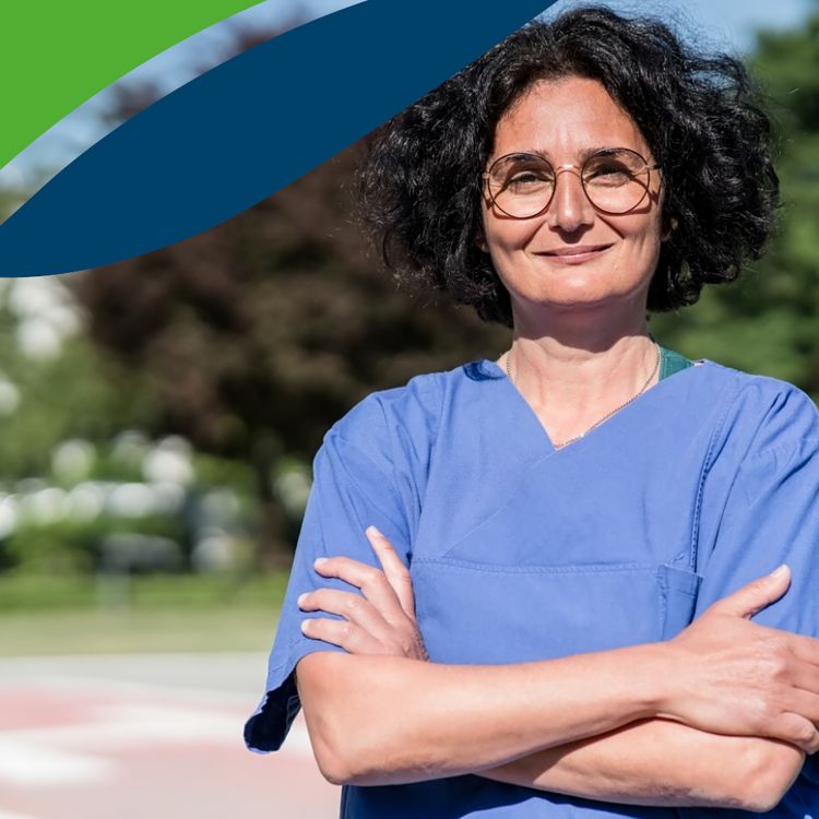 Mona Fröhlich, Stationsleiterin der Intensivstation, vor dem Hubschrauberlandeplatz auf dem Winterberg, oben links: Teile des Logos vom Klinikum Saarbrücken