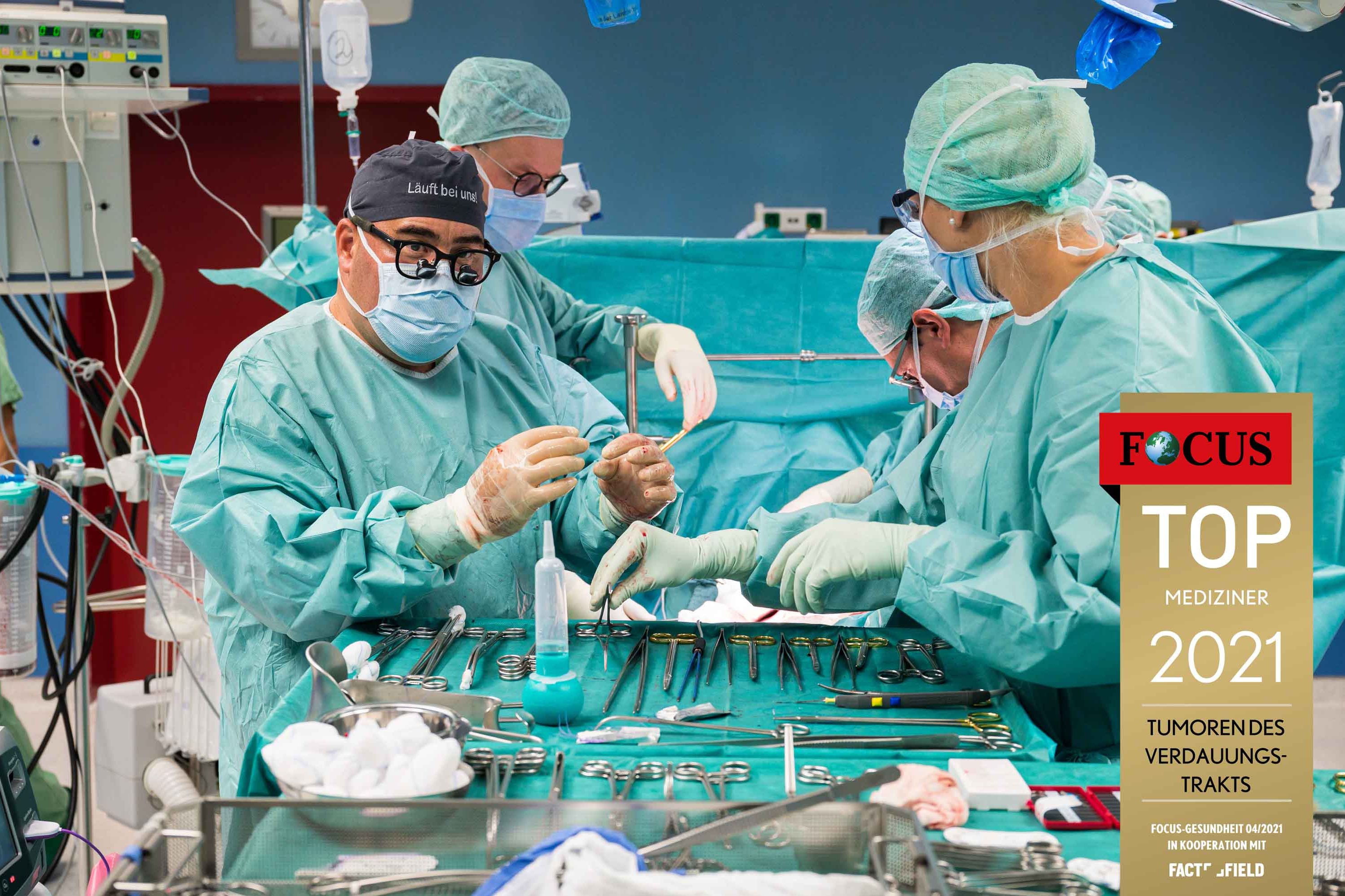 Dr. Dr. Gregor A. Stavrou am OP-Tisch im Klinikum Saarbrücken