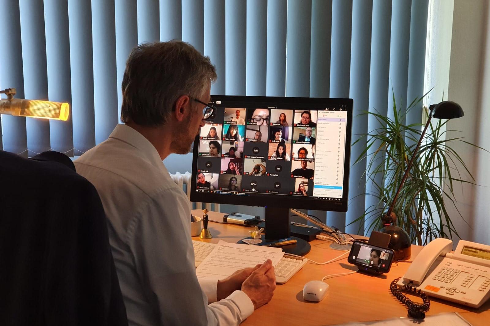 Personaldirektor Thomas Hesse in der Videokonferenz mit den mexikanischen Pflegekräften