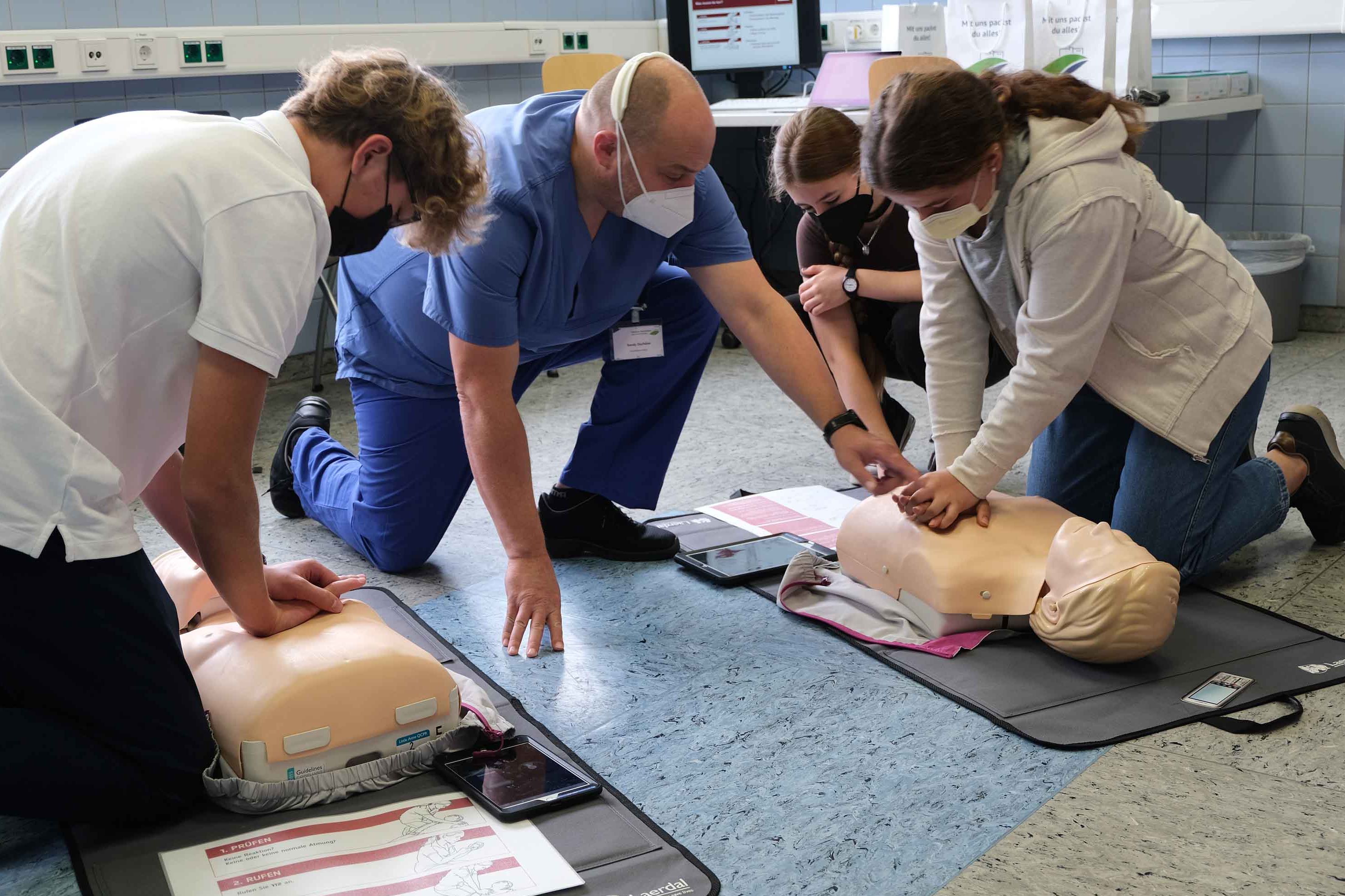 Praktikanten beim Reanimationstraining