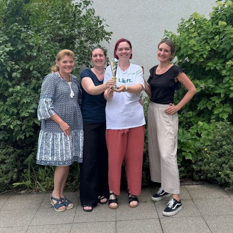 Ute Born-Hort, Iris Schmidt, Anna Schacht und Anna Backes freuen sich über den Pokal in der Wertungskategorie „Azubi-Superstar“ vom Firmenlauf 2025. 