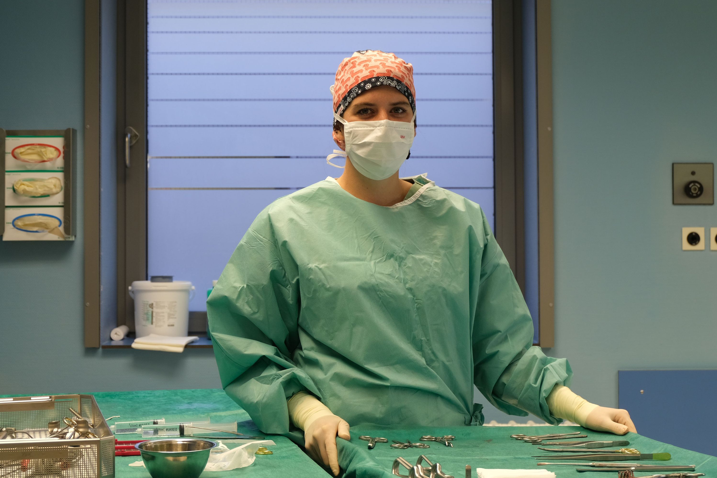 Operationstechnische Assistentin am OP-Tisch 