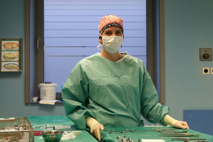 Operationstechnische Assistentin am OP-Tisch 