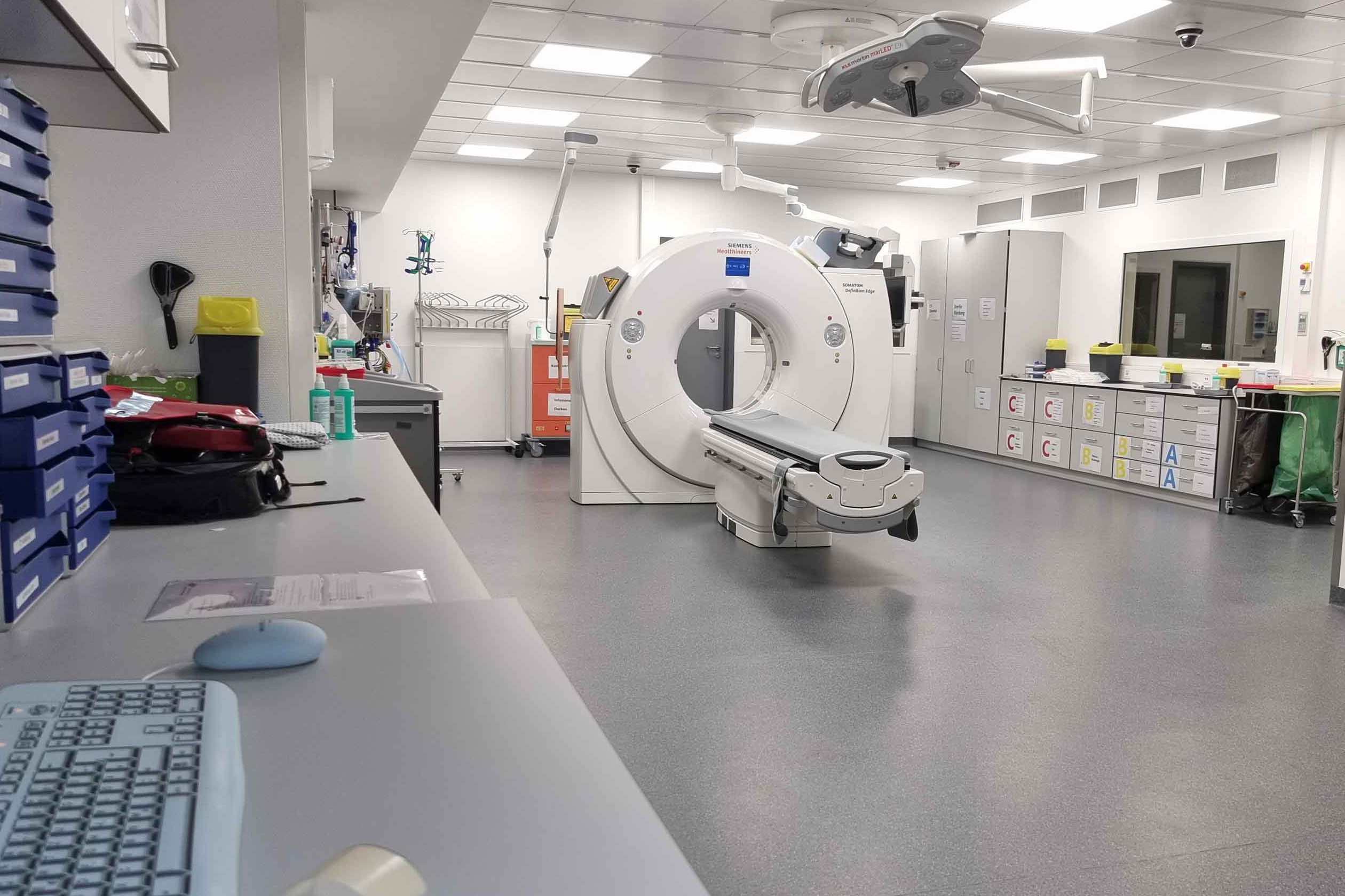Das Foto zeigt den Schockraum des Klinikums, wo Unfallopfer versorgt werden. Im Raum befindet sich ein Computertomograph, mit dem schnell erste Aufnahmen gemacht werden können.