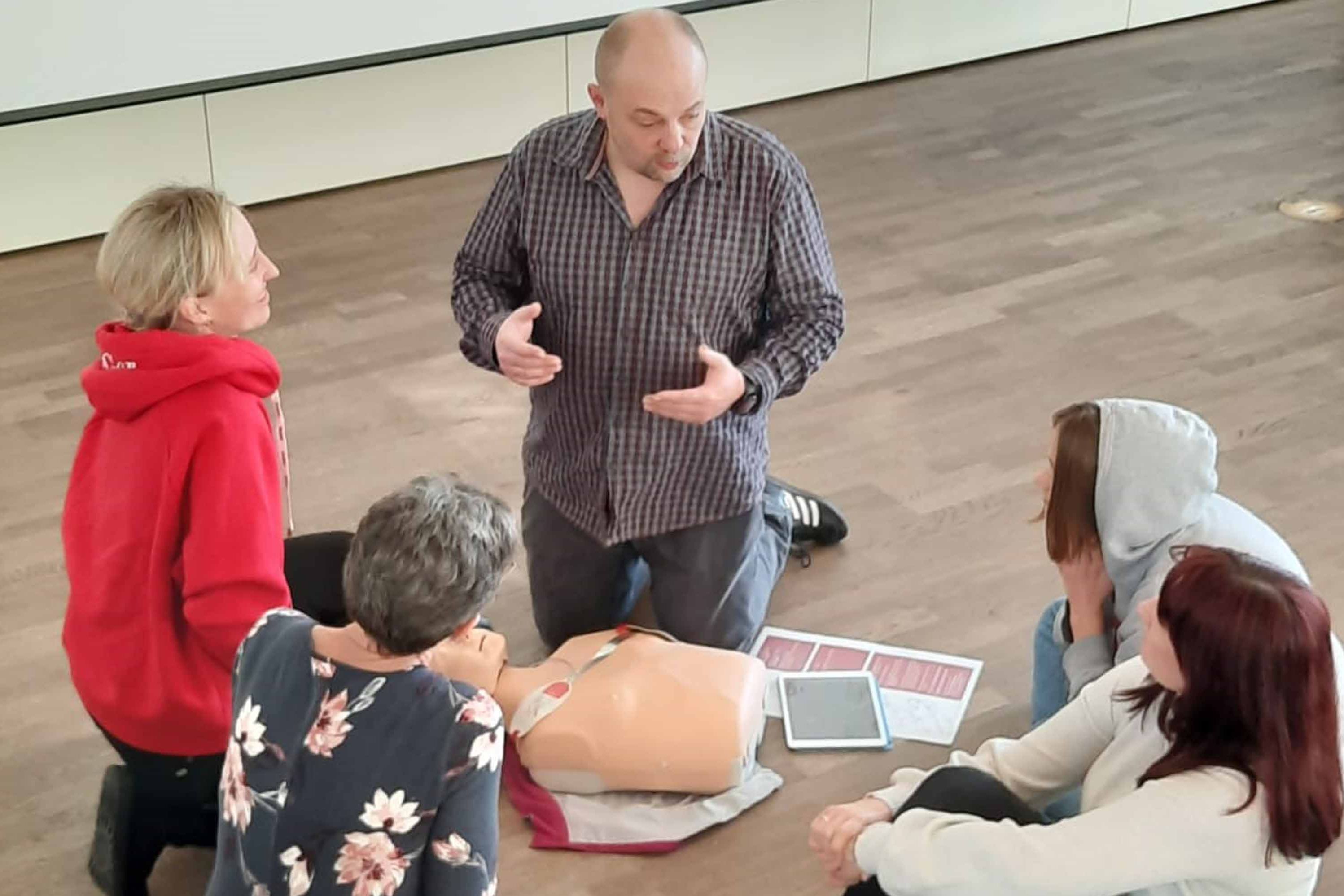 Notfallsanitäter Sandy Duchêne erklärte den Mitarbeitenden der Saarbrücker Tanzschule Bootz-Ohlmann, was in einem Ernstfall zu tun ist. 