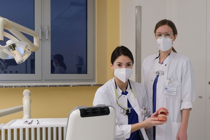 Assistenzäztinnen Dr. Talisa Vallenas Coronel (li) und Dr. Franziska Oberbillig in einem zahnärztlichen Behandlungsraum im Klinikum Saarbrücken 