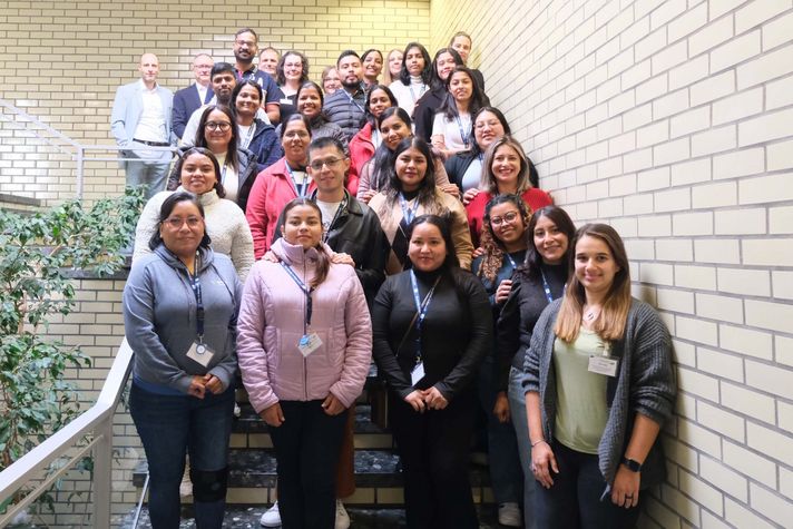 Gruppenfoto der neuen Fachkräfte aus Indien, Mexiko und der Ukraine sowie ihrer zentralen Ansprechpartner beim Einführungstag auf dem Winterberg 